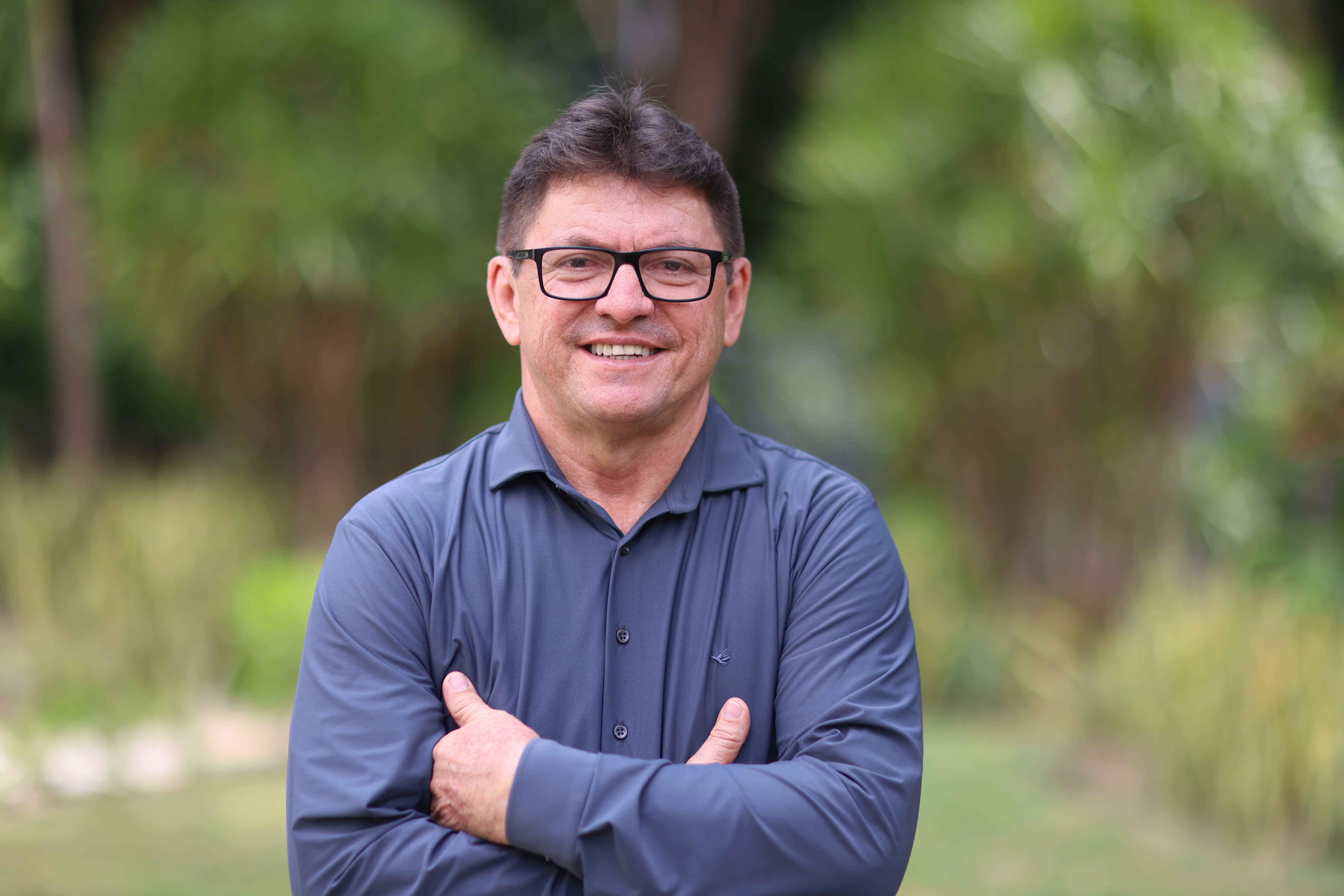 Francisco José posa para a foto, ele está de camisa azul escuro